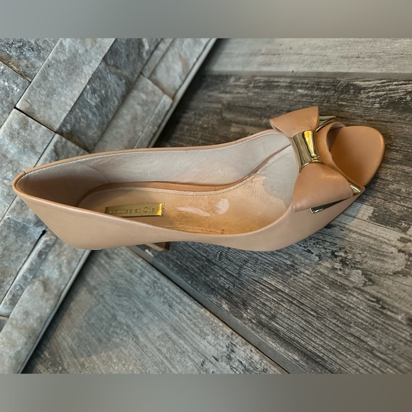 Louise et Cie Bow Tie Nude Neutral Minimalist Kitty Heel Peep Toe Shoes Size 6 - Picture 12 of 15